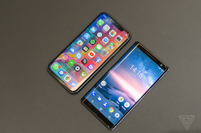 Tương tự những mẫu smartphone cao cấp trên thị trường, Nokia 8 Sirocco không có giắc cắm âm thanh. Máy sẽ lên kệ trong tháng 4 với giá khoảng 920 USD.