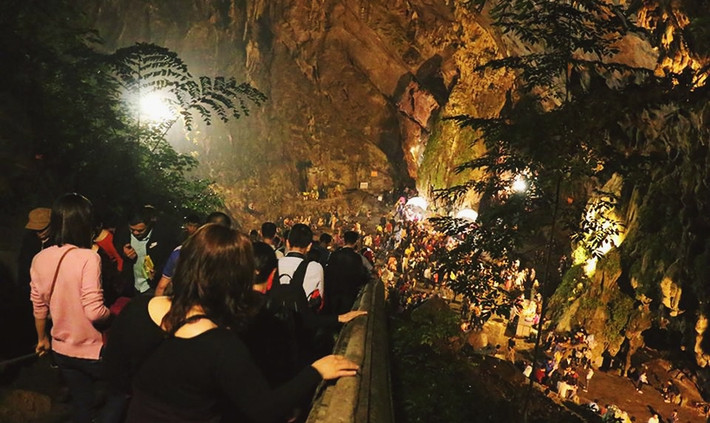 Trời chưa sáng rõ nhưng bên trong khu vực động Hương Tích đã đặc kín người.