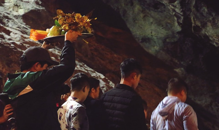Người dân chen nhau để nhanh chóng mang đồ lễ vào động Hương Tích lễ Phật và cầu may đầu năm.