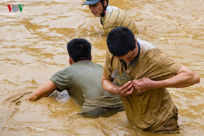 Cất “chiến lợi phẩm” vào túi ngực.