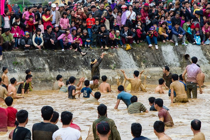 Một người bắt được cá, cả chục người vui.
