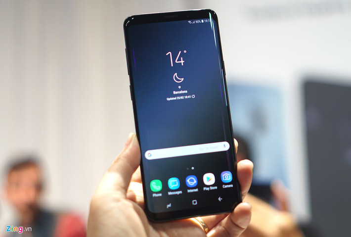Theo đại diện Samsung Việt Nam, bộ đôi S9 và S9+ sẽ sớm ra mắt trong nước vào đầu tháng 3. Nhiều nhà bán lẻ cũng nhanh chóng tung ra chương trình đặt trước sản phẩm ngay khi sự kiện ra mắt kết thúc.