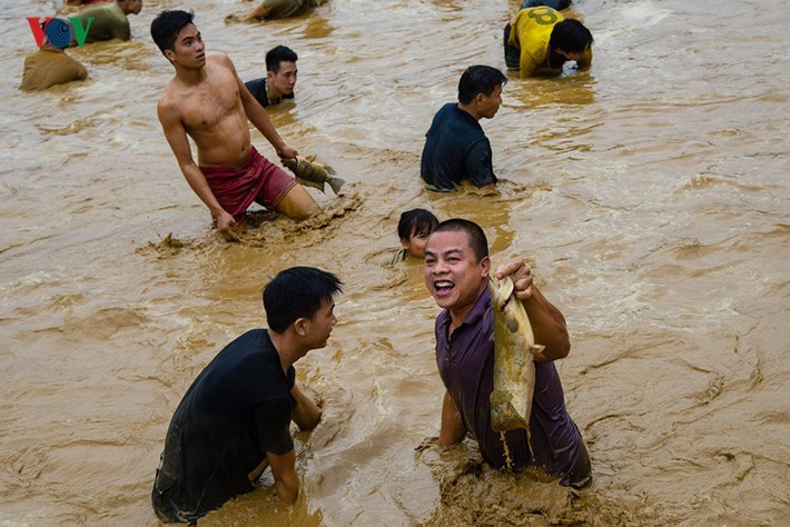 Trò chơi này bắt nguồn từ hội bắt cá ruộng xa xưa của bà con trong vùng.