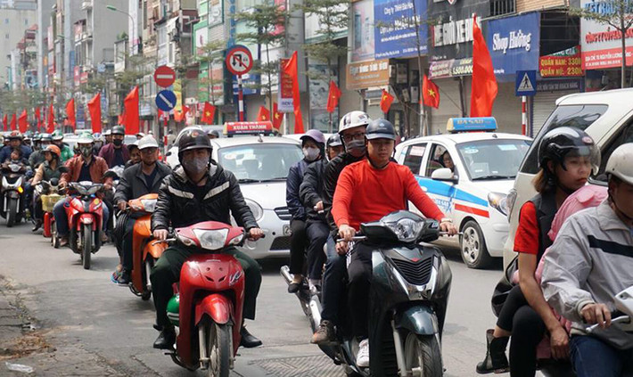 Một số tuyến đường khu vực trung tâm Hà Nội, lượng phương tiện bắt đầu tăng lên từ cuối giờ chiều. Ảnh đường Nguyễn Lương Bằng (Đống Đa, Hà Nội).