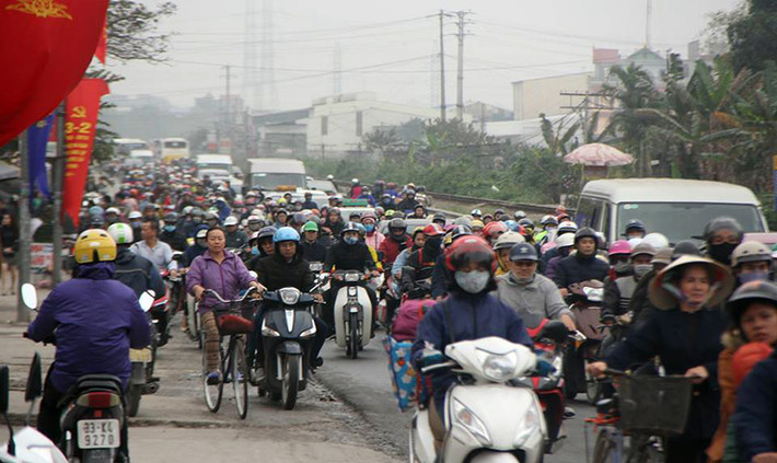 Đường Quốc lộ 1A (cũ), các phương tiện phải nhúc nhích vì đường tắc nghiêm trọng.