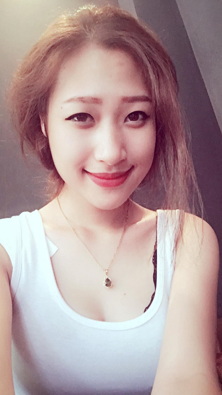 Trong cuộc sống, cô nàng cũng tự nhận mình có chút hâm hâm, thẳng tính và hơi nóng.