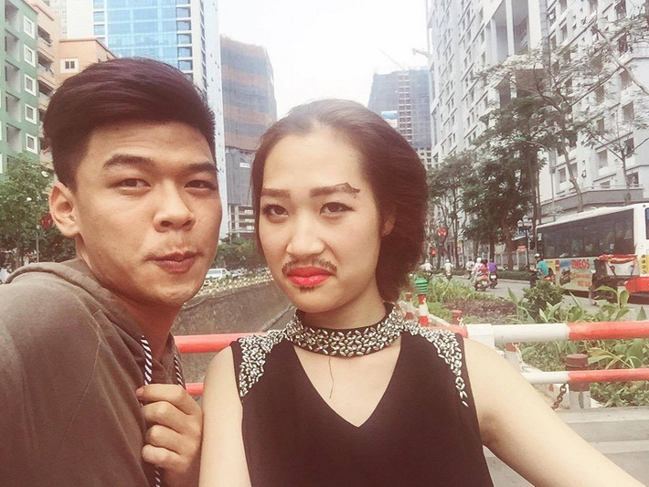 Khác với hình ảnh của cô gái xinh đẹp, quyến rũ.. trong các tập phim, khán giả quen với hình ảnh của một Thương Cin "bựa bựa", “dở dở ương ương” và luôn có nhiều “quái chiêu” để pha trò cho mọi người.