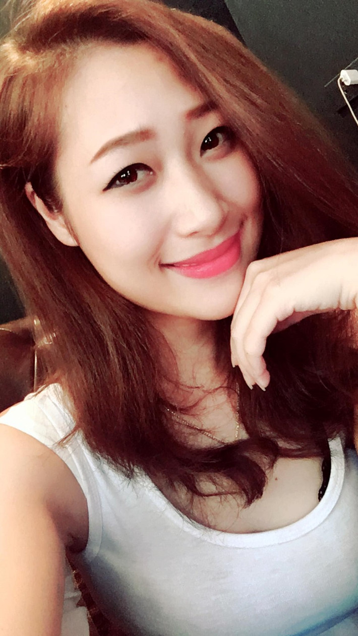 Hot girl Loa phường Thương Cin tốt nghiệp Khoa Sân khấu, Trường ĐH Sân khấu Điện ảnh Hà Nội. Gương mặt ưa nhìn, ngoại hình bắt mắt, 9X nhận được khá nhiều lời mời tham gia đóng phim khi còn đi học.
