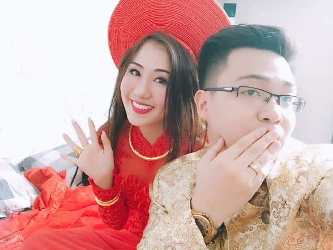 Được biết, cả hai đều đang sinh sống, làm việc tại TP.HCM và đã tổ chức lễ ăn hỏi vào ngày 15/07 vừa qua và sẽ tổ chức đám cưới vào tháng 9 tới.