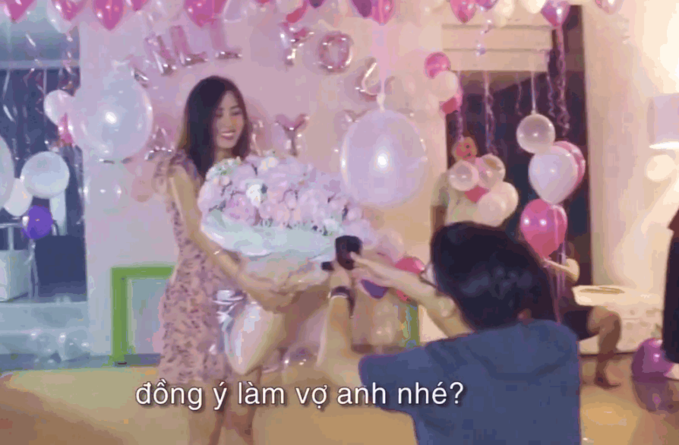 Một màn cầu hôn lãng mạn với hoa và ánh nến lung linh luôn là niềm ao ước của biết bao cô gái, khi đây là một sự kiện trọng đại đánh dấu bước đi đầu tiên trên chặng đường hôn nhân. Ngày trước, chỉ cần một chiếc nhẫn và lời đề nghị chân thành từ phía chàng trai là màn cầu hôn có thể thành công. Nhưng ngày nay, với sự nhiệt thành và đầy sáng tạo của giới trẻ, những màn cầu hôn với kịch bản chỉn chu, mới lạ cùng khâu chuẩn bị cầu kỳ hơn xuất hiện ngày càng nhiều.