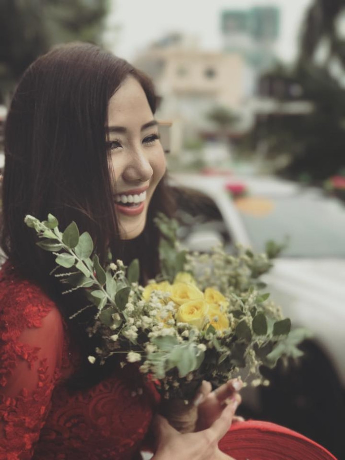 Không quá cầu kỳ và hoành tráng, nhưng vẫn không làm mất đi sự lãng mạn cần có của một màn cầu hôn, đoạn clip sau khi chia sẻ đã nhận được lượt Share “chóng mặt” từ khắp các trang Fanpage lớn nhỏ và những ai yêu thích cũng như ngưỡng mộ tình cảm của cặp đôi.