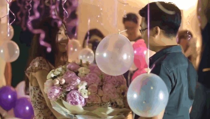 Mới đây, cô gái có tên Trần Nguyễn Quỳnh My đã chia sẻ lên trang Facebook cá nhân đoạn video clip cô được chính người bạn trai của mình cầu hôn, khiến nhiều cô gái phải thốt lên: “Ước gì mình cũng được như cô ấy!”. Màn cầu hôn công phu này diễn ra tại một resort sang trọng ở Hồ Tràm (Bà Rịa – Vũng Tàu). Để tạo sự bất ngờ, chàng trai Trần Vũ Huy Hoàng đã mời một nhóm bạn thân cùng bạn gái mình đến resort nghỉ ngơi vào cuối tuần, đồng thời thực hiện bộ ảnh cho một cô bạn là người mẫu.