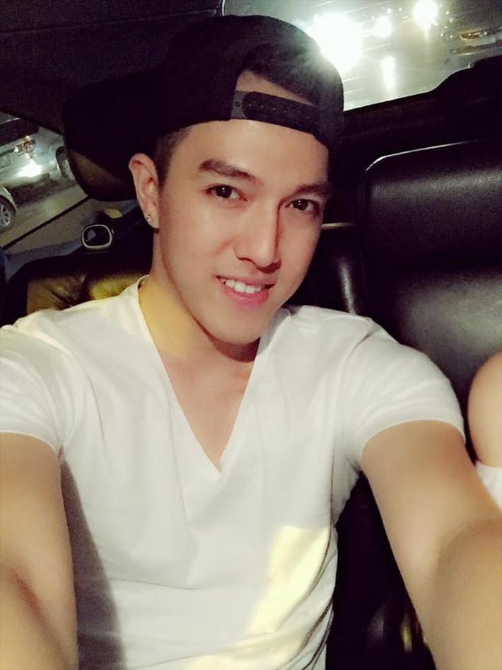 Theo tìm hiểu, hot boy hát trong xem đẹp trai tên thật là Nguyễn Minh Châu, nickname Bob Nguyễn, sinh năm 1993, hiện đang sinh sống và làm việc tại Hà Nội. Nhiều dân mạng đã sớm nhận ra Minh Châu từng là một gương mặt tham gia chương trình Học viện Ngôi sao năm ngoái cùng với ca sĩ Hoà Minzy.