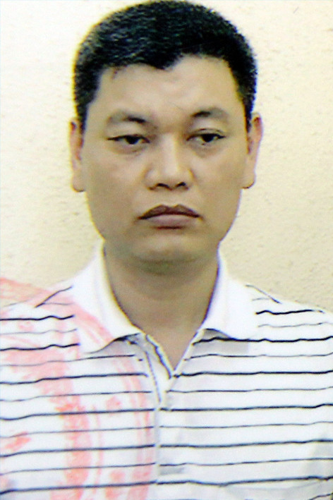 Sau đó, Dũng chuyển cho Nguyễn Anh Ngọc (46 tuổi, trú tại P.Bồ Đề, Q.Long Biên, Hà Nội), đang công tác tại Phòng Thư ký biên tập, Tổ giúp việc TP Hà Nội.