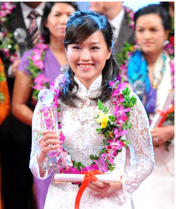 Con gái lớn của bà Hồ Thị Kim Thoa là bà Nguyễn Thái Nga sinh năm 1984, tham gia HĐQT từ tháng 3/2014 và giữ chức Giám đốc chi nhánh Hà Nội Công ty cổ phần Bóng đèn Điện Quang từ tháng 6/2013.