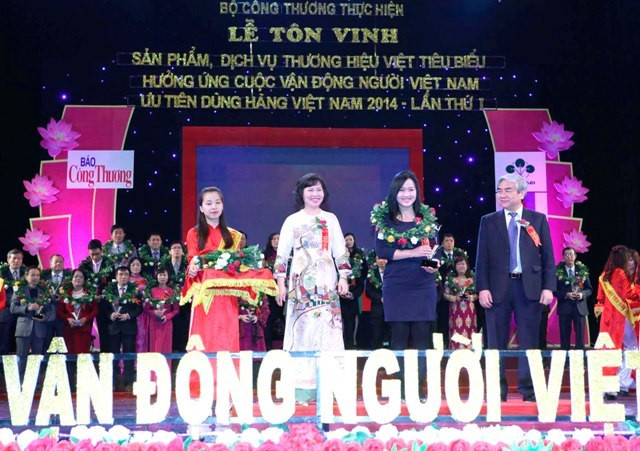 Không chỉ có tài sản "khủng", bà Nga còn được biết đến là người phụ nữ có vẻ đẹp sắc sảo. Từ khi được bổ nhiệm làm Phó TGĐ Công ty CP Bóng đèn Điện Quang, bà Nga cũng tham gia nhiều sự kiện của công ty.