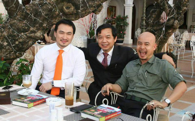 Vị đại gia 47 tuổi, ngoài việc kinh doanh cũng là người thích sưu tầm xe hơi và ông đã sở hữu hàng loạt siêu xe. Trong đó, có thể kể tới những chiếc xe như: Mercedes-AMG SLS Coupe, 2 chiếc SUV siêu sang, siêu nhanh Bentley Bentayga, 2 chiếc Rolls-Royce Ghost, 3 chiếc Range Rover SVAutobiography, Porsche Boxster, Lexus LX570, 2 chiếc Mercedes-Benz G-Class.