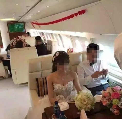 Toàn bộ phù dâu, phù rể cùng những người trong đoàn đưa dâu đều được đưa đón trên chiếc máy bay trị giá cả một gia tài khổng lồ. Không chỉ dừng lại ở đó, trên chiếc chuyên cơ, bên trong nội thất cũng được trang hoàng lộng lẫy, có bàn tiệc ngay trong máy bay để phục vụ cô dâu, chú rể.
