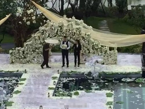 Trong hội trường nơi tiếp đãi khách quan đến dự tiệc, từng góc, từng bàn tiệc đều được phủ hoa tươi nhập khẩu đắt tiền.