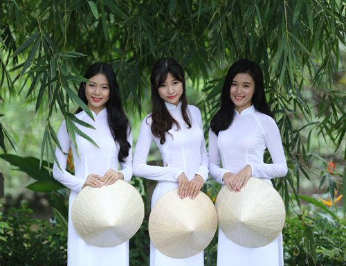 Tham gia cuộc thi, các nữ sinh xinh đẹp sẽ được trải nghiệm những phần thi hấp dẫn, bổ ích.