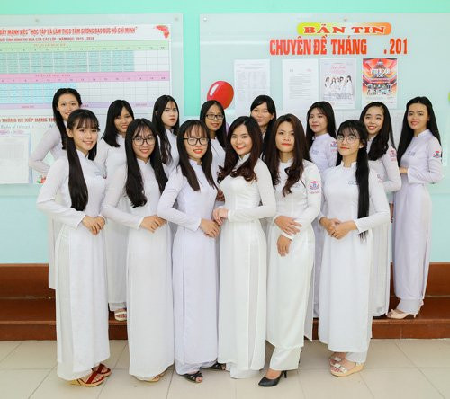 Đặc biệt, nữ sinh năm nay đoạt giải nhất cuộc thi thì toàn bộ nữ sinh và cô giáo của ngôi trường đó sẽ được tặng một bộ áo dài đồng phục trong năm học 2016-2017.