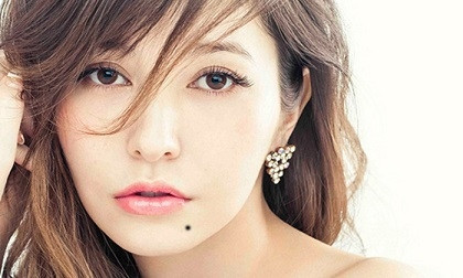 Nốt ruồi trên cằm. Cằm tượng trưng tài sản và hậu vận của một người. Người có khuôn cằm đều đặn thì giàu sang phú quý. Những người sở hữu nốt ruồi ở vị trí này cũng vô cùng may mắn, vượng tài lộc, thường sẽ thành công trên các lĩnh vực kinh doanh bất động sản, tài sản có giá trị lớn.