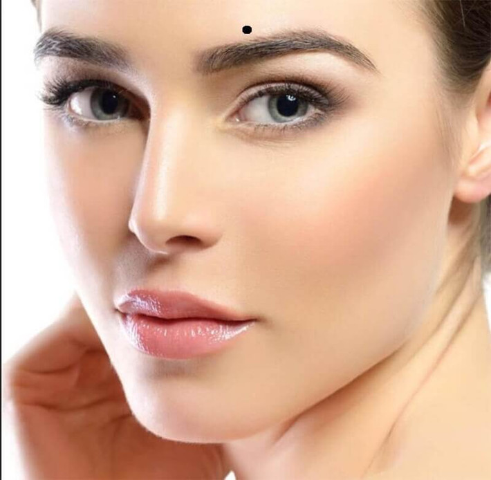Phụ nữ có nốt ruồi ở lông mày thường có tướng “vượng phu ích tử”. Họ mang tới vận khí tôt cho gia đình chồng.