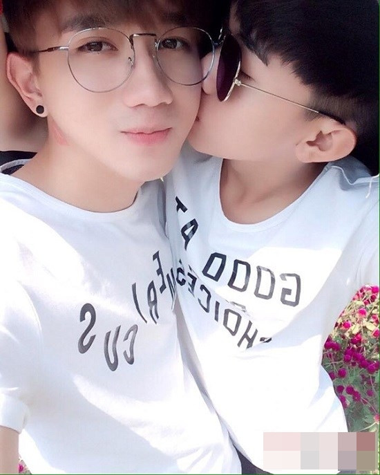 Rất nhiều màn khóa môi của cặp đôi 9X Thanh Liêm và Kì Nam làm dân mạng được những phen nhãn mắt. Kì Nam cho biết, chỉ sau lần đầu tiên hôn nhau, Kì Nam đã nói lời yêu bạn trai ngay lập tức. Họ nhận được nhiều lời chúc phúc vì tình yêu chân thật dành cho nhau, Kì Nam cũng rất hạnh phúc vì nhận được tình cảm nồng nhiệt của bạn trai. Ảnh: FBNV.