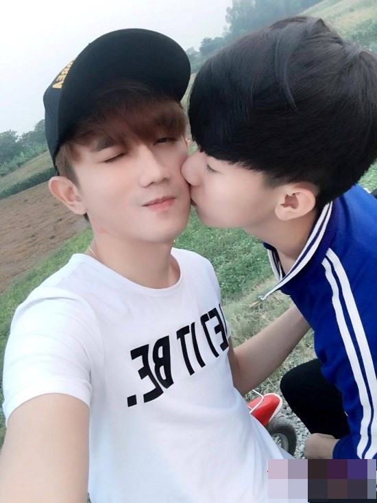 Trên trang cá nhân của cả Thanh Liêm và Kì Nam đều rất chăm chỉ chia sẻ những bức ảnh khóa môi không thể nào tình cảm hơn. Cùng với đó, cặp đôi đồng tính nam cũng dành rất nhiều lời có cánh dành cho nhau. Ảnh: FBNV.