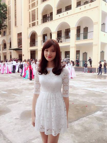 Sau vài ngày được "truy lùng", cô bạn trong bức ảnh gây sốt cũng đã lộ diện. Hot girl ngủ gật là Phạm Thu Huyền, sinh viên năm cuối của trường Đại học Thương mại, Hà Nội.