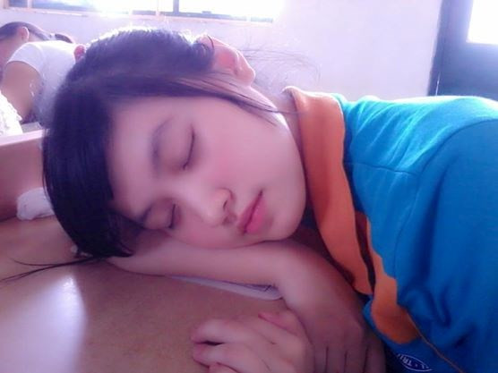Mới đây, cư dân mạng Việt xôn xao trước bức ảnh được đặt tên "hot girl ngủ gật" với nhân vật chính là một nữ sinh có khuôn mặt xinh xắn, dễ thương nằm ngủ trong lớp học. Bức ảnh được hàng nghìn bạn trẻ chia sẻ và tạo ra một cơn sốt trên các fanpage nổi tiếng.