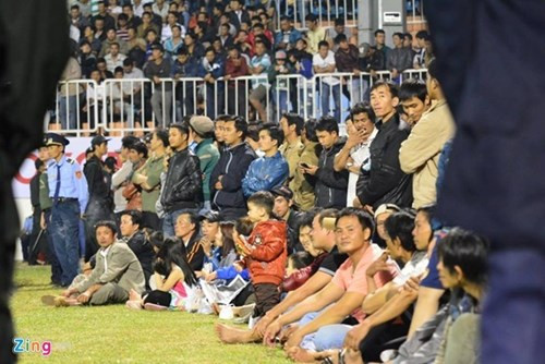 Chiều 7/1, VFF đã họp bàn và đưa ra án phạt cho HAGL, ban tổ chức trận đấu HAGL gặp S. Khánh Hòa trong trận khai mạc V.League 2015 trên sân Pleiku. Dù để xảy ra lỗi khán giả tràn xuống đường pitch do khán đài chật cứng nhưng BTC trận đấu, phía CLB HAGL chỉ bị VFF "phạt yêu" 10 triệu đồng và cảnh cáo. Án phạt nhẹ này gây nên nhiều tranh cãi, bị một số ông bầu trong làng bóng đá chê trách là thiếu tính răn đe.