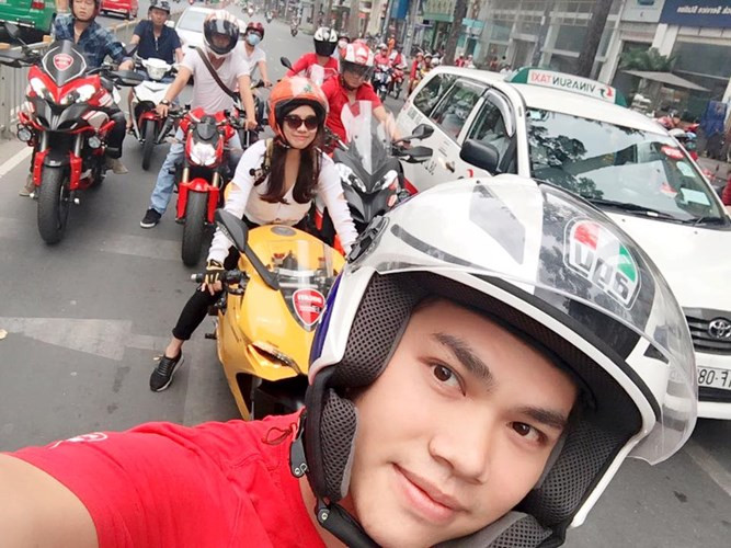 Hay như Mi B.B, với đoạn clip cưỡi chiếc xe Ducati 899 màu vàng "vi vu" trên đường phố Sài Gòn cùng các đồng đội là nam giới cùng chơi chung một hội xe mô tô cũng trở thành tâm điểm chú ý của dân mạng trong một thời gian dài. Trong clip, Mi B.B luôn quay lưng về phía máy quay... chỉ sau khi tìm ra Facebook của Mi B.B, dân mạng mới được dịp kinh ngạc khi biết cô nàng xinh đẹp, cá tính và "chất chơi" đến mức độ nào.
