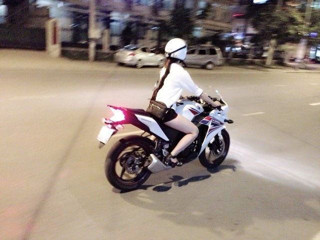 Mi B.B được nhiều dân mạng gọi với biệt danh "Người đẹp và quái vật" sau khi xuất hiện quá ấn tượng trên đường phố. Theo tìm hiểu, chị Mi B.B là thành viên của một hội biker, chơi xe phân khối lớn, xe côn tay ở TP HCM, thường xuyên có những buổi gặp gỡ, giao lưu trao đổi về "người yêu" của mình là những chiếc xe hầm hố.