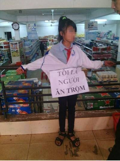 "Tôi là người ăn trộm" - một học sinh THCS ở Gia Lai bị nhân viên siêu thị kết tội trộm sách nên đã trói vào lan can, bắt đeo biển trước ngực và chụp ảnh đưa lên Facebook. Hành động bị cho là xúc phạm, làm nhục này làm dấy lên làn sóng phẫn nộ của cư dân mạng.