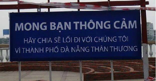 Biển báo xin lỗi, mong người tham gia giao thông thông cảm của một nhà thầu xây dựng treo trên đường Bạch Đằng, Đà Nẵng được lan truyền đã tạo nên nhiều tranh cãi.