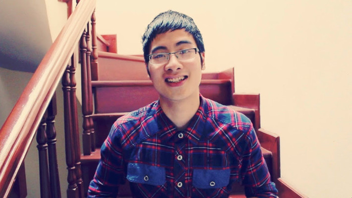 Gương mặt nổi bật nhất thế hệ vlogger Việt Nam đời đầu có thể kể đến JVevermind (tên thật Trần Đức Việt, 25 tuổi). Cách đây 5-6 năm, cái tên JVevermind bắt đầu xuất hiện trên YouTube với những vlog thú vị và nhận được hàng chục triệu lượt xem. Video của anh có đề tài gần gũi với giới trẻ như chuyện tình yêu, học hành, cha mẹ và con cái... Với cách thể hiện hài hước, phong cách giản dị, duyên dáng cùng vẻ ngoài điển trai, chàng du học sinh Mỹ nhanh chóng sở hữu lượng fan đông đảo. Năm 2014, anh lọt vào danh sách 30 under 30 do tạp chí Forbes bình chọn. 9X cũng là người Việt đầu tiên nhận nút play mạ vàng từ YouTube.