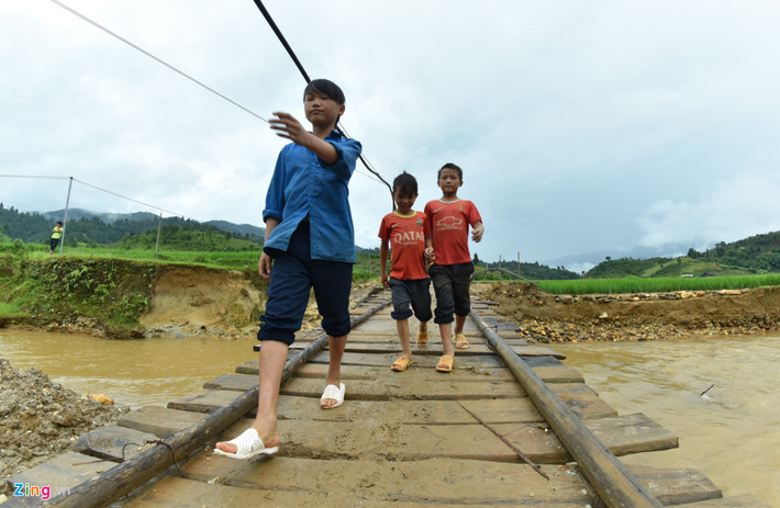 Hai ngày trước, Tập đoàn Viễn thông quân đội Viettel đã làm lễ khởi công để xây dựng cầu Cáng Dông kiên cố, bê tông cốt thép với số tiền đầu tư lên tới 4,4 tỷ đồng để giúp người dân không còn cảnh bị lũ cuốn trôi cầu tạm. Theo dự kiến, 3 tháng nữa cây cầu bê tông kiên cố mới hoàn thành. Còn bây giờ, người dân sẽ vẫn phải làm lại một cây cầu tạm để đi lại.