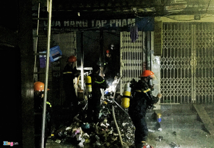 Ngôi nhà vốn là một cửa hàng tạp hóa nên các vật dụng trong nhà có nhiều đồ đạc buôn bán dễ cháy.