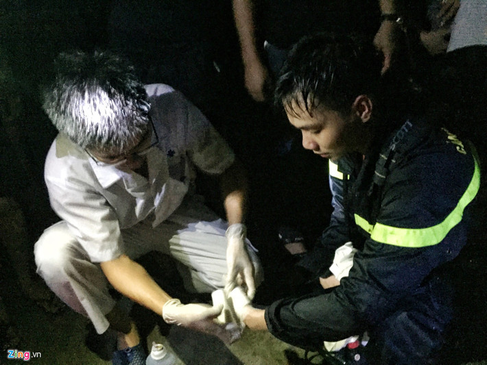 Một cán bộ PCCC tên Thành bị thương sau nhiều nỗ lực tiếp cận đám cháy.