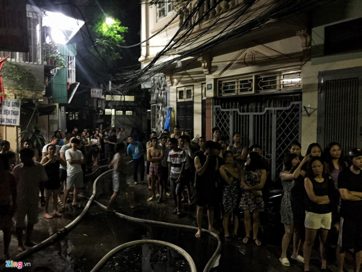 Tuy vụ cháy xảy ra vào lúc nửa đêm, rất đông người dân vẫn tụ tập để theo dõi vụ cháy. Hiện nguyên nhân vụ cháy đang được điều tra, làm rõ.