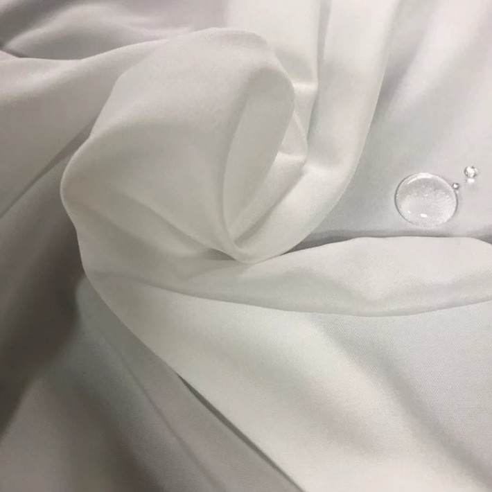 Lý do thứ hai: Tránh để người viếng thăm hoảng sợ. Phong tục này không hoàn toàn là mê tín vì nó có một số cơ sở khoa học. Cơ bắp của con người bị co rút, đặc biệt là sau khi qua đời đột ngột, một số cơ vẫn có thể co lại. Điều này dẫn đến một số thay đổi trên thi thể của người đã khuất.