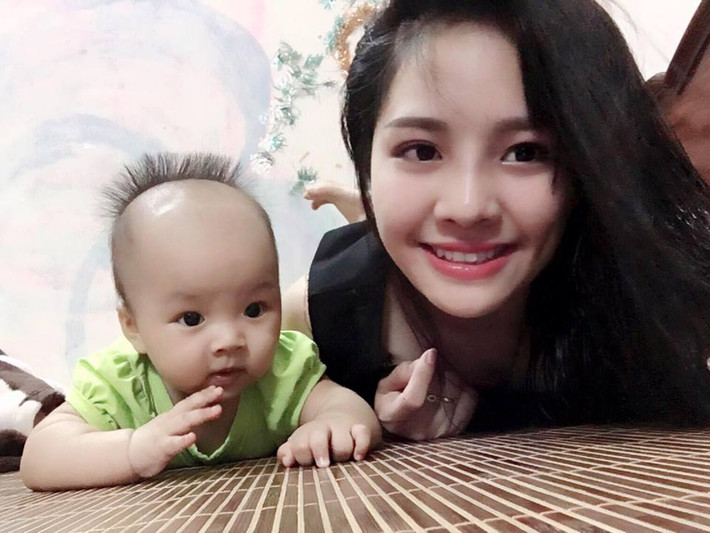 Tuy nhiên, sau 2 năm yêu và tiến tới hôn nhân, cuộc sống vợ chồng không hạnh phúc, Huyền Trang đành ngậm ngùi chia tay chồng và trở thành bà mẹ đơn thân. Có lẽ chính nhờ biến cố đó đã giúp Huyền Trang mạnh mẽ, bản lĩnh để vượt qua những giông tố cuộc đời gồng gánh nuôi con. Bé gái của Huyền Trang chưa đầy một tuổi, bé rất bụ bẫm, kháu khỉnh đáng yêu.