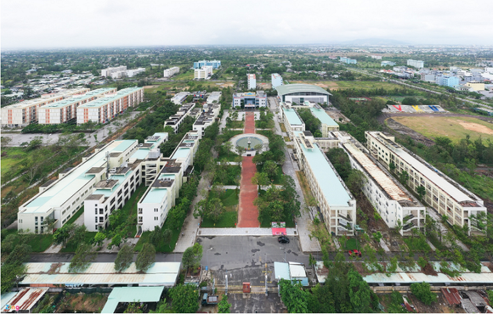 Làng Đại học Đà Nẵng được Chính phủ phê duyệt từ năm 1997, với quy mô 300ha. Trong đó, 110ha thuộc quận địa phận phường Hòa Quý, quận Ngũ Hành Sơn (Đà Nẵng) và khoảng 190ha ở thuộc thị xã Điện Bàn (tỉnh Quảng Nam). (Ảnh: Zing).