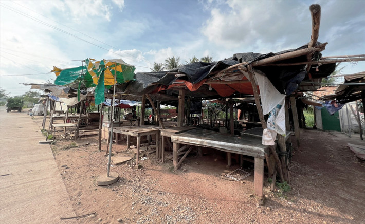 Người dân ở Mỹ Long An phải vất vả mua bán trong những gian chợ lụp xụp, rách như xơ mướp, trong khi chợ tiền tỉ được đầu tư xây dựng thì bỏ hoang hơn 3 năm qua.