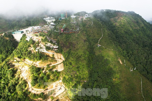 Thông tin trên báo Tiền Phong, Công ty Pusamcap Lai Châu thực hiện dự án khu du lịch đỉnh đèo Hoàng Liên trên diện tích đất thuê là 517.541 m2. Từ năm 2012 đến 2017, giá tiền thuê đất được xác định với diện tích 100.000 m2 sử dụng vào mục đích sản xuất kinh doanh phi nông nghiệp có đơn giá là 420 đồng/m2/năm. (Ảnh: Tiền Phong).