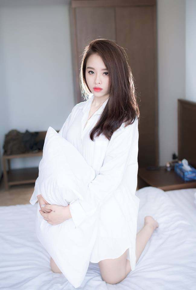 21 tuổi, đang học tập và làm việc trong ngành du lịch, Hà My cũng đã trải qua một mối tình và vừa chia tay người yêu cũ. Tuy nhiên cô nàng khẳng định người yêu cũ của cô không liên quan gì đến dòng status và bức ảnh mới đây đang được nhiều dân mạng truyền tay nhau với sự thích thú. Còn trẻ và được trải nghiệm nhiều cung bậc cảm xúc khác nhau trong chuyện tình cảm, từ hạnh phúc cho đến những nỗi thất vọng... nên cô gái trẻ thường xuyên viết những dòng status khá tâm trạng lên Facebook của mình khiến bạn bè quan tâm.