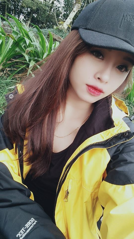 Theo tìm hiểu, chủ nhân của bức ảnh khoe vẻ xinh đẹp cùng dòng mô tả đi đám cưới người yêu cũ gây xôn xao mới đây là Hà My, 21 tuổi hiện đang sinh sống và làm việc tại thành phố Bắc Ninh. Khi biết được dòng status và bức ảnh của mình đã vô tình gây xôn xao trên mạng xã hội, được nhiều người chia sẻ, Hà My cho biết cô cảm thấy rất bất ngờ và đặc biệt thích thú khi có khá nhiều bạn trẻ đã dành tặng những lời khen về ngoại hình, nhan sắc.
