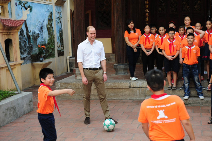 Sau khi tham quan nhà thuốc số 56 Lãn Ông, Hoàng tử Anh William đã cùng với các em học sinh trường Tiểu học Hồng Hà, quận Hoàn Kiếm, Hà Nội kể các câu chuyện về loài tê giác. Sau đó, rất hào hứng, Hoàng tử đã cùng các em học sinh chơi trò ô ăn quan. Điều này càng thể hiện rõ hơn sự thân thiện, cởi mở cũng như những mặt quan tâm, muốn hướng đến của Hoàng tử Anh khi tới Việt Nam. Ảnh: Kensington Palace Twitter.