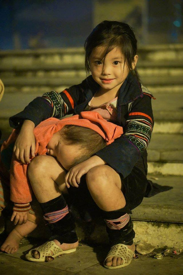 Nét ngây thơ, xinh xắn, đáng yêu của những em bé vùng cao, người dân tộc thiểu số từ lâu đã là đề tài quen thuộc của nhiều bạn trẻ yêu thích nhiếp ảnh. Mới đây, phó nháy Phạm Nhất Viết với một vài tấm ảnh chụp một bé gái Sa Pa, người dân tộc H'mông đang ngồi dùng chân làm gối cho em trai ngủ đã gây sốt trên nhiều fanpage, diễn đàn về nhiếp ảnh và phượt. Chỉ trong một khoảng thời gian ngắn, những bức ảnh này hút đến gần 100 nghìn lượt người bày tỏ cảm xúc và chia sẻ. Ảnh: Phạm Nhất Việt.
